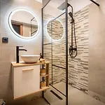 Lakeview Cozy Nook - Tennis, Underground Parking, Modern, Balcony Apartamento