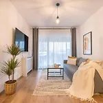 Lakeview Cozynook - Tennis, Underground Parking, Modern, Balcony