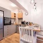 Apartamento Lakeview Cozy Nook - Tennis, Underground Parking, Modern, Balcony *