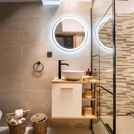 Lakeview Cozy Nook - Tennis, Underground Parking, Modern, Balcony Apartmán