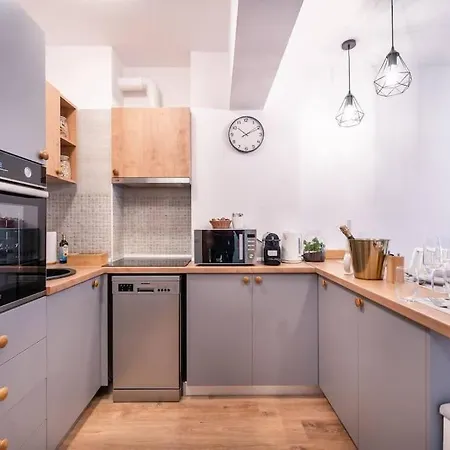 Daire Lakeview Cozy Nook - Tennis, Underground Parking, Modern, Balcony
