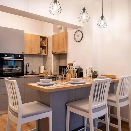 Lakeview Cozy Nook - Tennis, Underground Parking, Modern, Balcony *