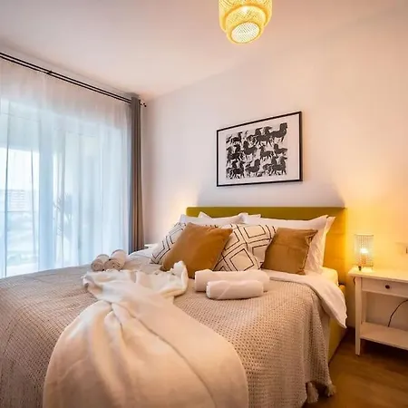 Lakeview Cozy Nook - Tennis, Underground Parking, Modern, Balcony