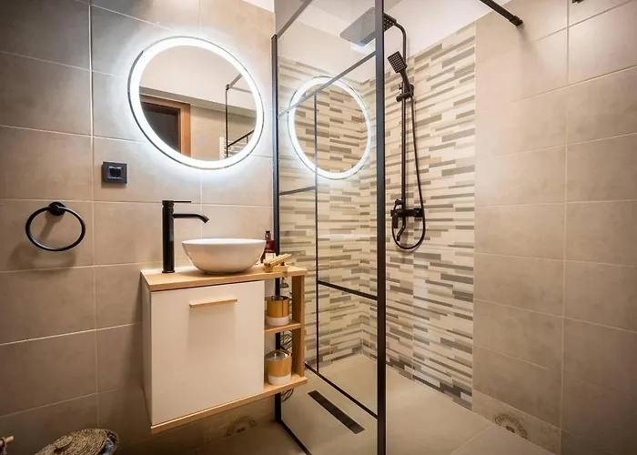 Lakeview Cozynook - Tennis, Underground Parking, Modern, Balcony Apartment