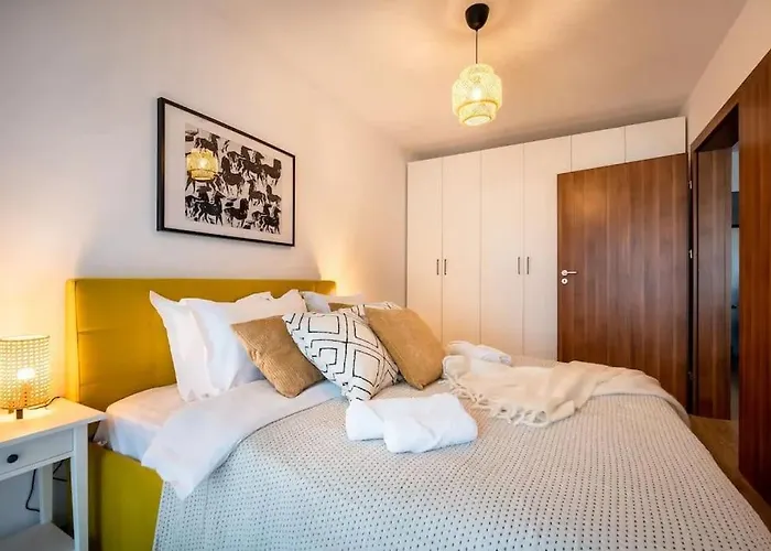 Lakeview Cozynook - Tennis, Underground Parking, Modern, Balcony Apartment *