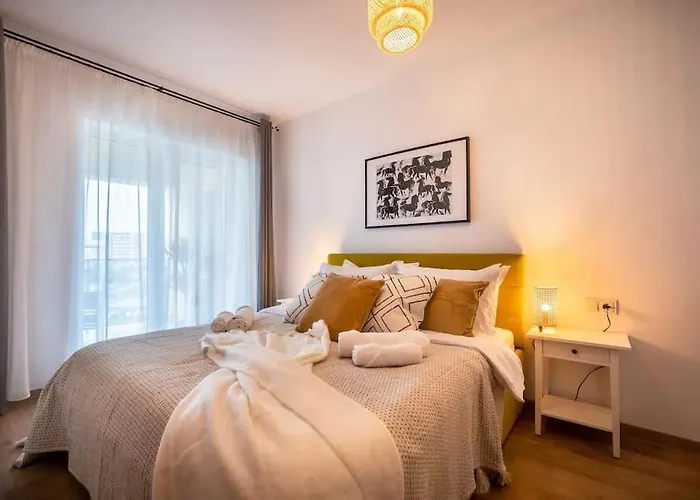 Lakeview Cozynook - Tennis, Underground Parking, Modern, Balcony