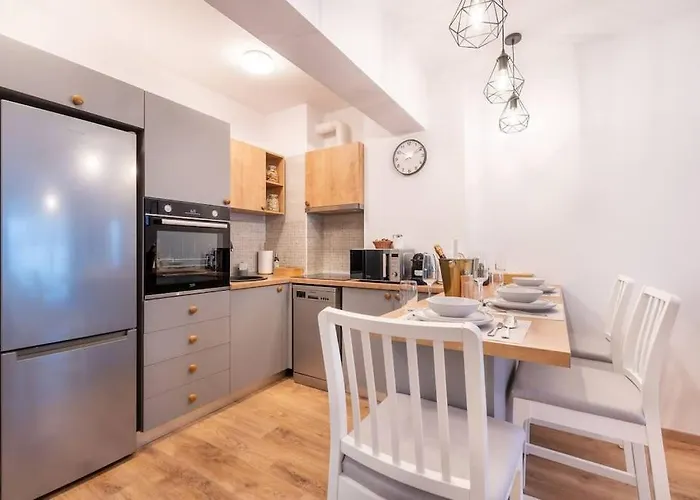 아파트 Lakeview Cozynook - Tennis, Underground Parking, Modern, Balcony *